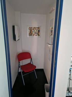 Kabine vor jedem Behandlungsraum - 