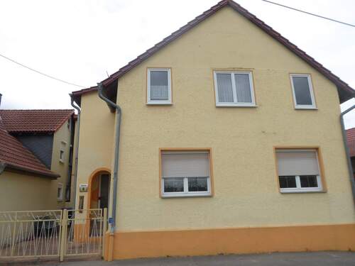 Vorderansicht - 6 Zimmer Mehrfamilienhaus, Wohnhaus in Uhlstädt-Kirchhasel