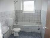 Bad mit Wanne und Fenster - 
