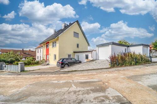 Außenansicht - Modernisierte Doppelhaushälfte in Hemhofen: Familienidylle mit vielen Extras!