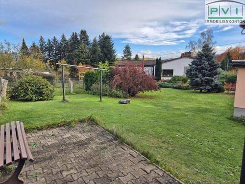 Gartengrundstück mit Blick zum Nachbarn - 