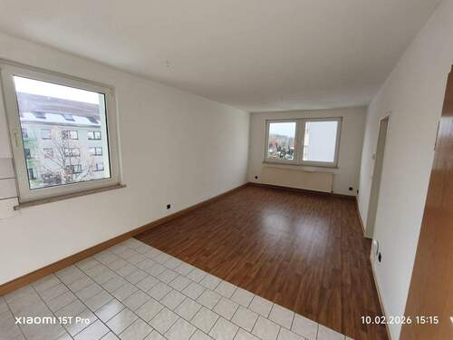 Wohnzimmer mit offener Küche - 2 Zimmer Etagenwohnung zur Miete in Waltershausen