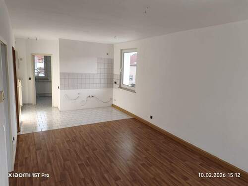 Wohnzimmer mit offener Küche - 2 Zimmer Etagenwohnung in Waltershausen