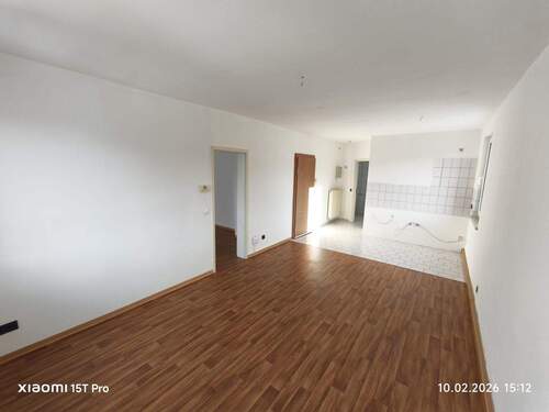 Wohnzimmer mit offener Küche - Etagenwohnung mit 50,00 m&sup2; in Waltershausen zur Miete