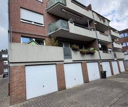 Rückansicht mit den 6 Garagen - 3 Zimmer Mehrfamilienhaus, Wohnhaus in Würselen