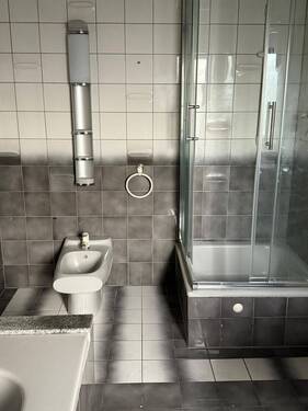 Modernes Badezimmer mit Komfort: Edle Glasdusche und Designer-Sanitärinstallationen in harmonischem Grau-Weiß-Kontrast - 4 Zimmer Etagenwohnung in Offenbach am Main