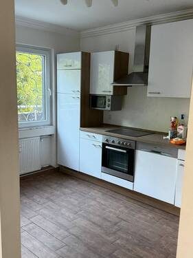 Moderne Einbauküche mit Komfort: Lichtdurchfluteter Arbeitsbereich und hochwertige Einbauelemente! - Etagenwohnung mit 145,00 m² in Offenbach am Main zur Miete