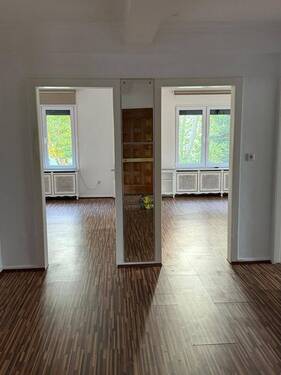 Lichtdurchflutete Räume mit intelligenter Raumteilung - Moderne Wohnkomfort durch harmonische Fensterlösung und flexiblen Durchgang - 