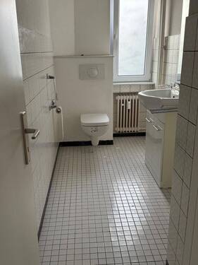 Lichtdurchflutetes Tageslicht-Badezimmer mit praktischer Raumaufteilung und Komfort-Ausstattung - 