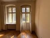 Zugang zur Loggia aus Wohnzimmer - Handwerkerobjekt: schöne 4-Zimmer-Wohnung mit Potential in ruhiger Lage von Steglitz