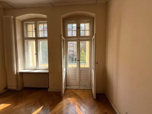 Zugang zur Loggia aus Wohnzimmer - Handwerkerobjekt: schöne 4-Zimmer-Wohnung mit Potential in ruhiger Lage von Steglitz
