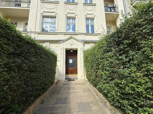 Hauseingang - Etagenwohnung mit 94,20 m² in Berlin zum Kaufen