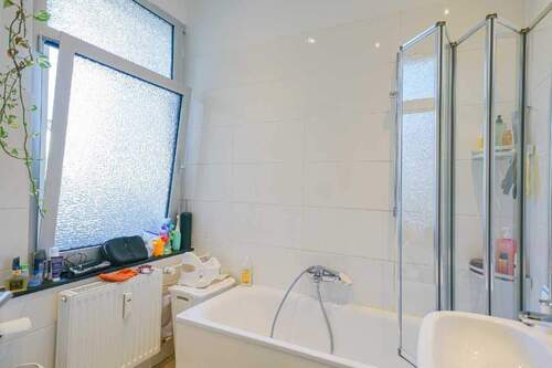 Tageslichtbad mit Duschwanne - 