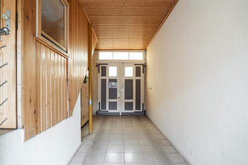 Straßenseitige Durchfahrt mit Zugang zum EG Wohnhaus - 