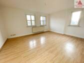 Wohnzimmer - 3-Raum-Wohnung in Schwarzenberg zu vermieten. Auf Wunsch mit Einbauküche!
