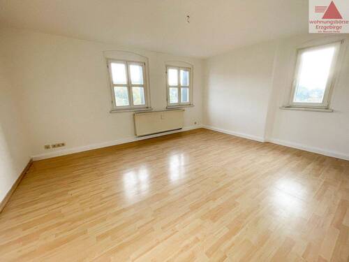 Wohnzimmer - 3-Raum-Wohnung in Schwarzenberg zu vermieten. Auf Wunsch mit Einbauküche!