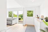 Wohn- & Esszimmer mit Küche - Helle Wohnung mit großer Terrasse und Blick ins Grüne