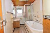 Bad mit Wanne und Fenster - 