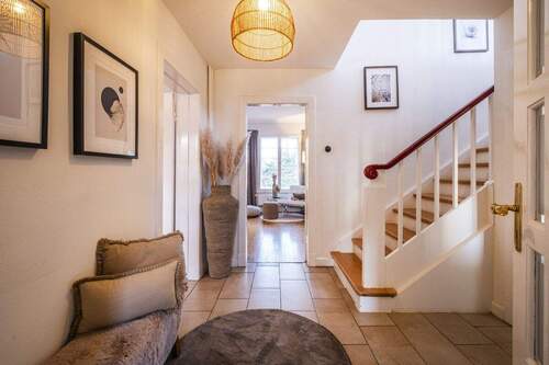 Eingang und Treppe zu den weiteren Geschossen - 