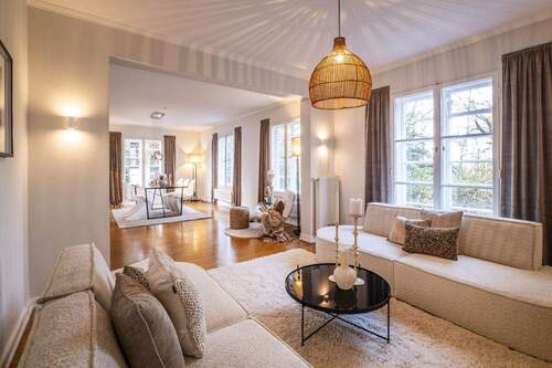 Wohnbereich mit Blick zum Essbereich und in die Teichwiesen - Tradition trifft Anspruch - Ein seltenes Unikat in herausragender Lage von Volksdorf