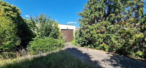 Zufahrt und Garage - 