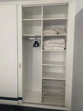großer Kleiderschrank - 