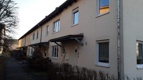 Ansicht Ost alle Reihenhäuser.jpeg - Reihenhaus zu vermieten - 1.020,00&nbsp;EUR Kaltmiete, ca.&nbsp; 106,00&nbsp;m&sup2;&nbsp;Wohnfl&auml;che