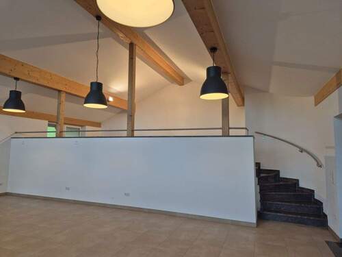 Treppe zur Galerie - Büro mit 150,00 m&sup2; in Schwindegg zur Miete