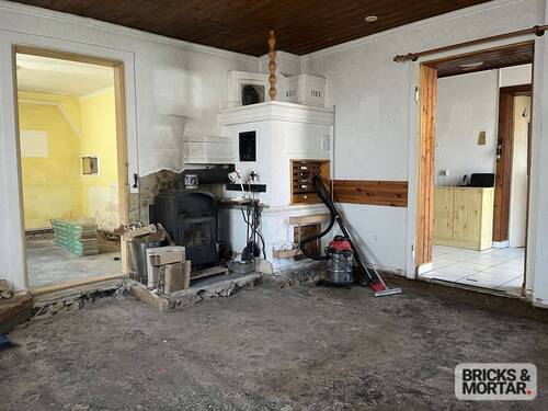 Wohnzimmer - 9 Zimmer Mehrfamilienhaus, Wohnhaus zum Kaufen in Buttenwiesen