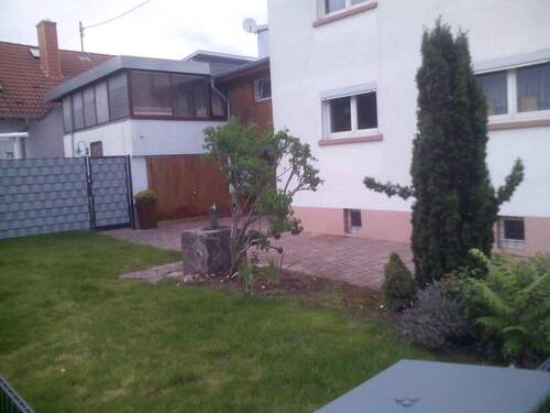 Garten mit Brunnen - 