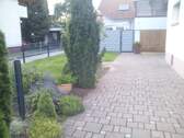 Hof mit Blick auf Garage - 