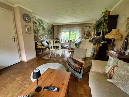 Wohnzimmer mit Zugang zum Flur im Erdgeschoss - 