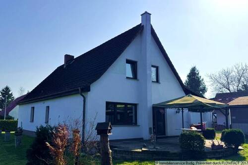 Rückansicht des Hauses mit Terrasse - 