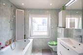 Badezimmer mit Badewanne - 