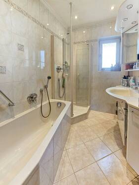 Badezimmer mit Wanne und Dusche im EG - 
