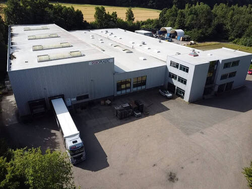 Einfahrt - Produktions- und Lagerhallen mit Verwaltungsgebäude, Trafostation und Bauland!