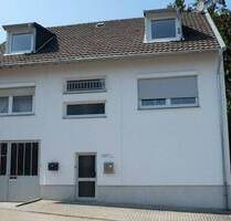 Vermietetes Mehrfamilienhaus mit Gewerbehalle in beliebter Lage in Eilendorf - Aachen