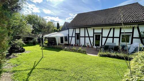 Gartenansicht mit Terrasse - 5 Zimmer Einfamilienhaus in Olpe