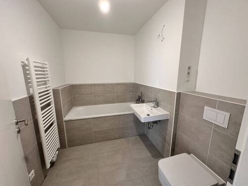 Badezimmer mit Badewanne - 