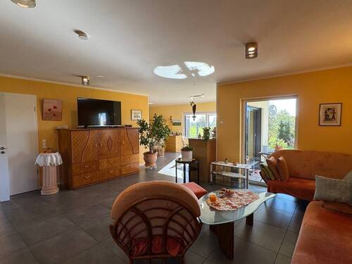 Wohnzimmer - Stilvolles Zuhause auf einer Ebene: Moderner Bungalow mit Garage und gehobener Ausstattung