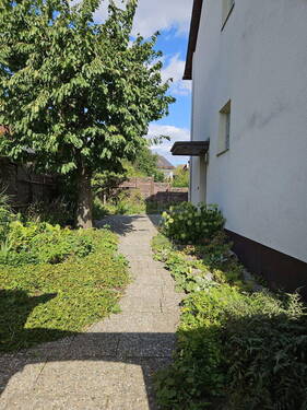 Seite / Weg - 5 Zimmer Doppelhaushälfte in Erlangen / Dechsendorf