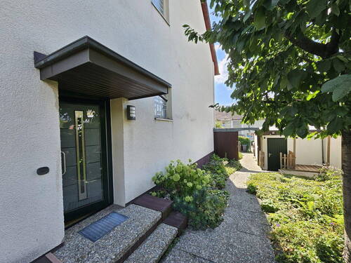 Seite / Haustür - Doppelhaushälfte mit 151,00 m² in Erlangen / Dechsendorf zum Kaufen