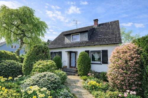 Front - Einfamilienhaus mit Geschichte und Zukunft - gestalten Sie Ihr Traumhaus in Top-Lage