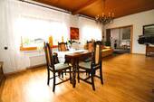 Lichtdurchflutetes Wohnzimmer im Erdgeschoss - 