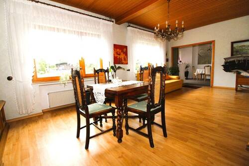 Lichtdurchflutetes Wohnzimmer im Erdgeschoss - 