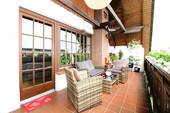 Ein großer Balkon zum Verweilen - 