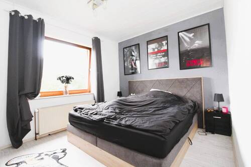 Geräumiges Schlafzimmer in der Einliegerwohnung. - 
