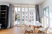 Wohnzimmer - Light-filled apartment with south-facing balcony and lift in the Simon-Dach neighbourhood