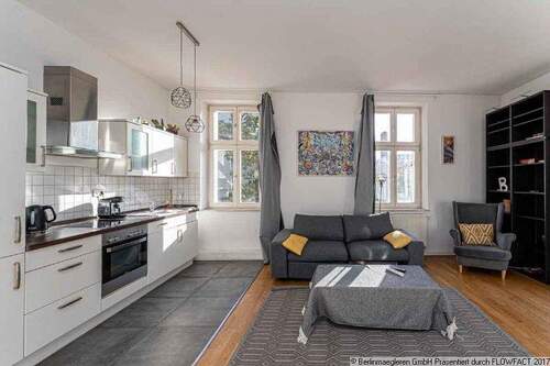 Wohnzimmer mit offener Küche - 2 Zimmer Etagenwohnung in Berlin