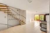 Wohnzimmer mit Kaminofen u. Treppe - 